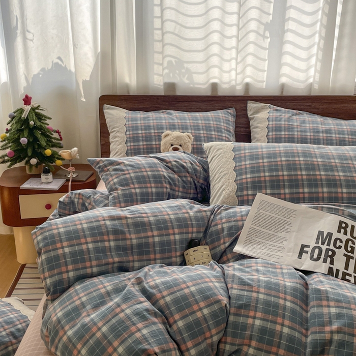 91家纺网 家纺一手货源 找家纺 花漾家居 2026新款全棉色织水洗棉复古花边无印格条被套三件套四件套 蓝莓厚乳