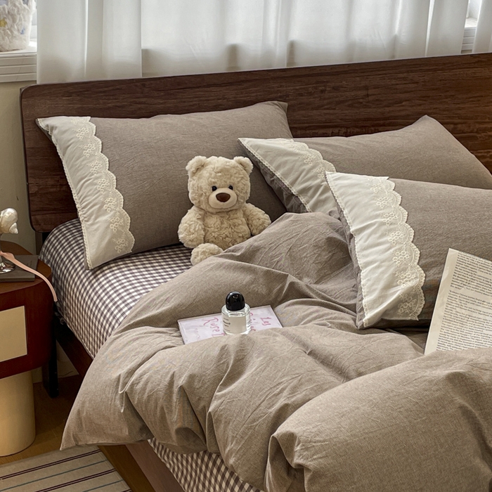 91家纺网 家纺一手货源 找家纺 花漾家居 2026新款全棉色织水洗棉复古花边无印格条被套三件套四件套 小咖点点