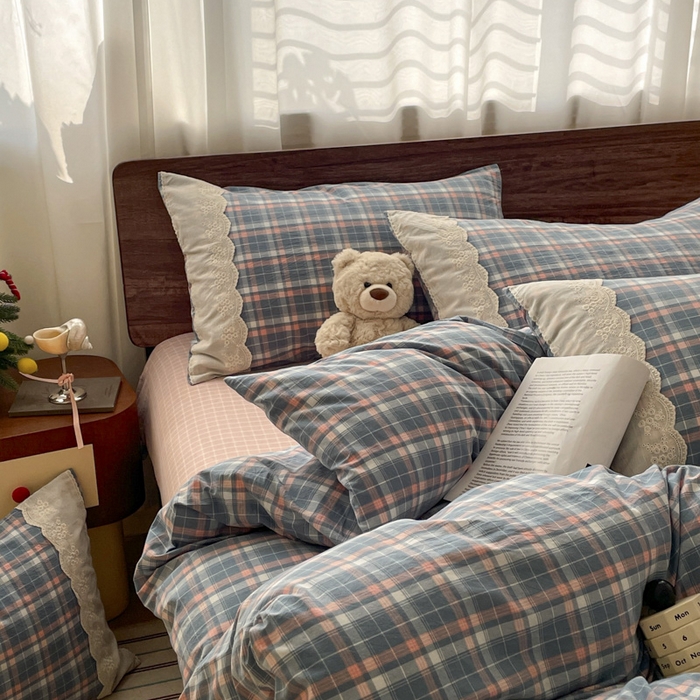 91家纺网 家纺一手货源 找家纺 花漾家居 2026新款全棉色织水洗棉复古花边无印格条被套三件套四件套 蓝莓厚乳