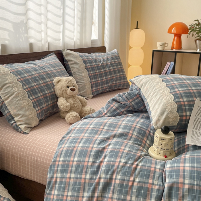 91家纺网 家纺一手货源 找家纺 花漾家居 2026新款全棉色织水洗棉复古花边无印格条被套三件套四件套 蓝莓厚乳