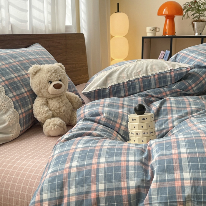 91家纺网 家纺一手货源 找家纺 花漾家居 2026新款全棉色织水洗棉复古花边无印格条被套三件套四件套 蓝莓厚乳