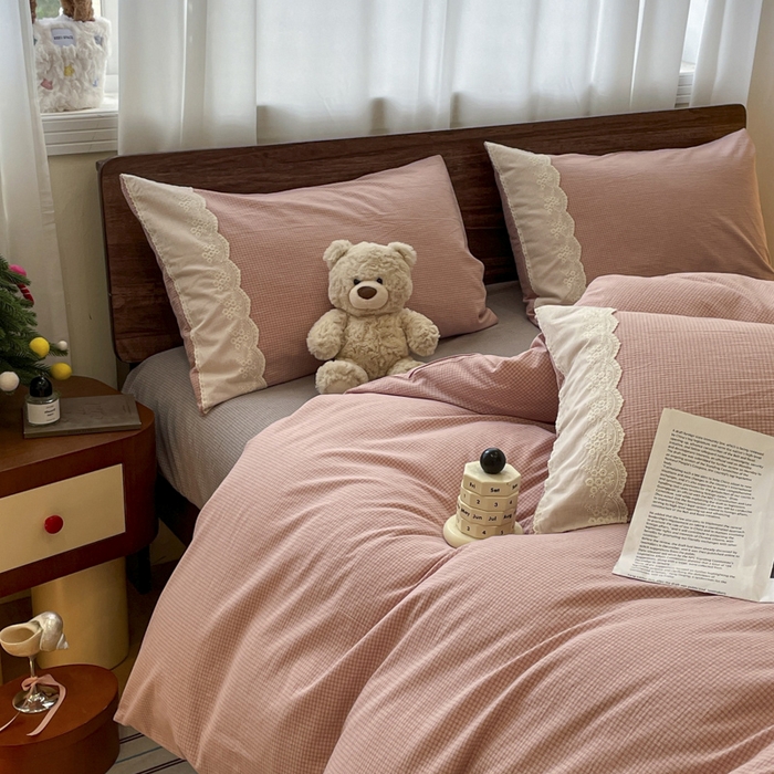 91家纺网 家纺一手货源 找家纺 花漾家居 2026新款全棉色织水洗棉复古花边无印格条被套三件套四件套 奶油樱花