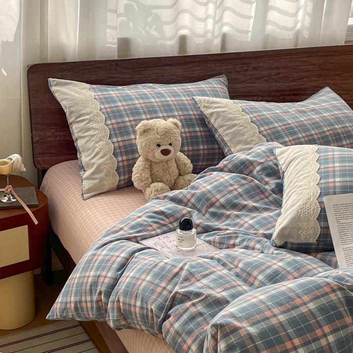 91家纺网 家纺一手货源 找家纺 花漾家居 2026新款全棉色织水洗棉复古花边无印格条被套三件套四件套 蓝莓厚乳