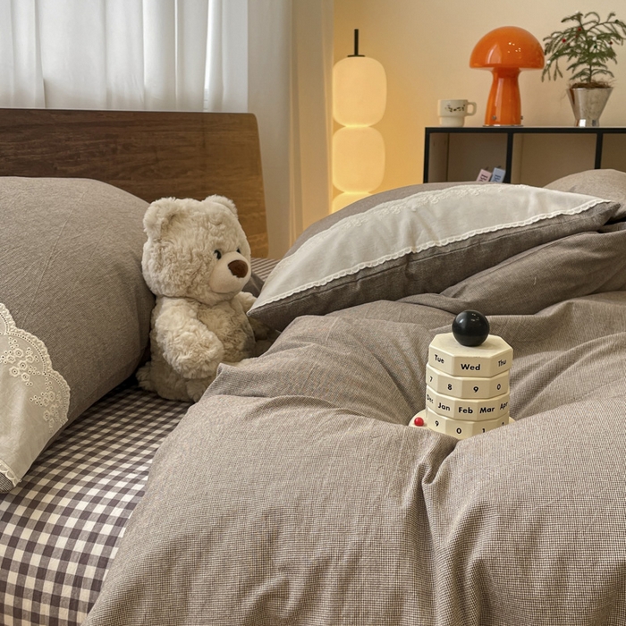 91家纺网 家纺一手货源 找家纺 花漾家居 2026新款全棉色织水洗棉复古花边无印格条被套三件套四件套 小咖点点