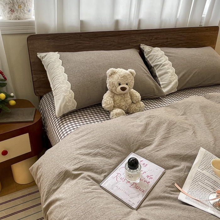 91家纺网 家纺一手货源 找家纺 花漾家居 2026新款全棉色织水洗棉复古花边无印格条被套三件套四件套 小咖点点