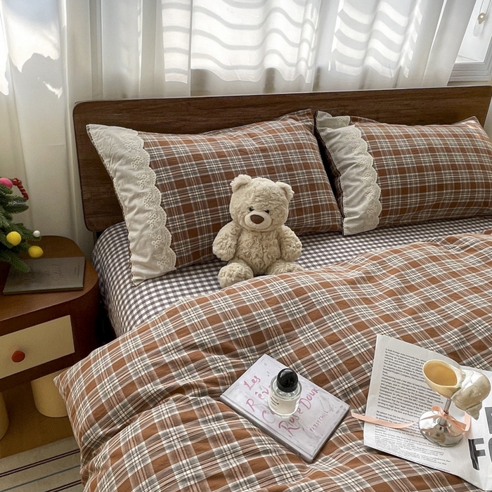 91家纺网 家纺一手货源 找家纺 花漾家居 2026新款全棉色织水洗棉复古花边无印格条被套三件套四件套 生巧可可