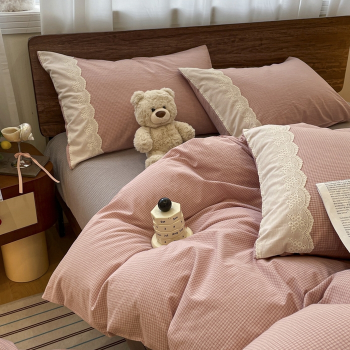 91家纺网 家纺一手货源 找家纺 花漾家居 2026新款全棉色织水洗棉复古花边无印格条被套三件套四件套 奶油樱花