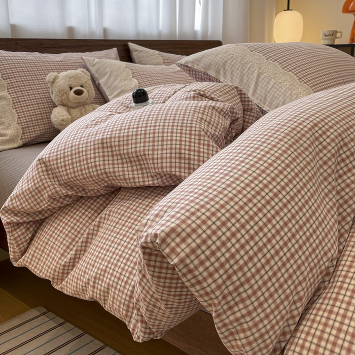 91家纺网 家纺一手货源 找家纺 花漾家居 2026新款全棉色织水洗棉复古花边无印格条被套三件套四件套 月白风清