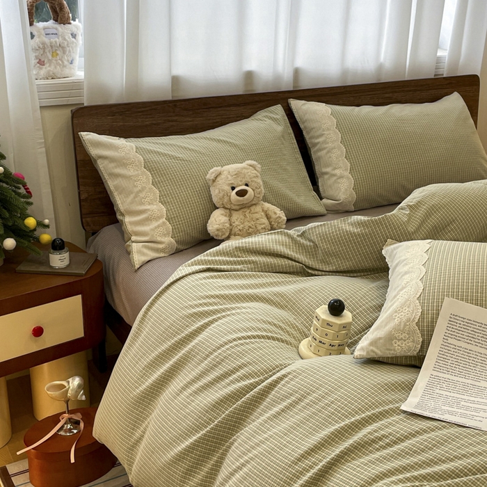 91家纺网 家纺一手货源 找家纺 花漾家居 2026新款全棉色织水洗棉复古花边无印格条被套三件套四件套 抹茶小格