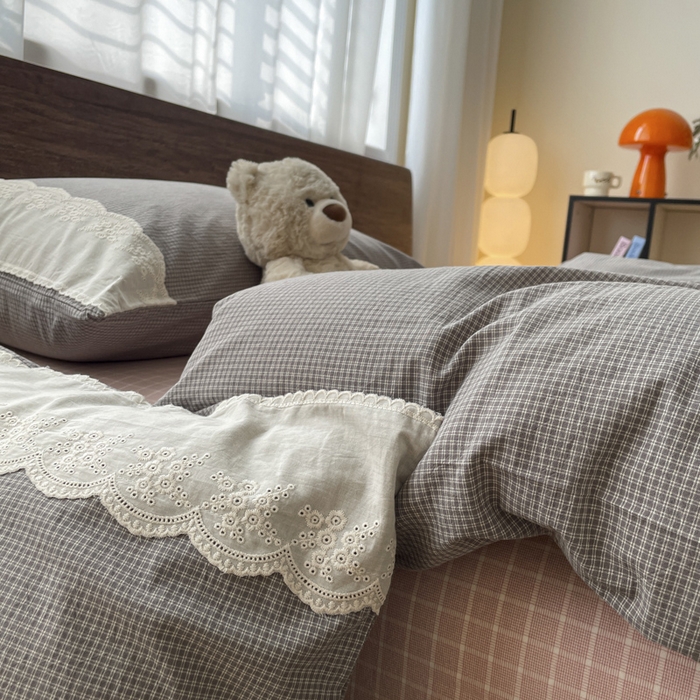 花漾家居 2026新款全棉色织水洗棉复古花边无印格条被套三件套四件套 星光洛可