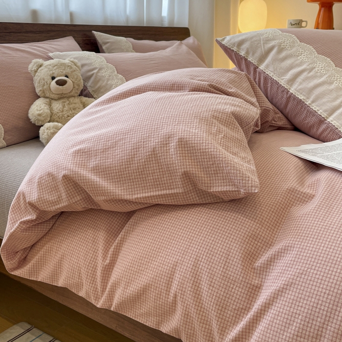 91家纺网 家纺一手货源 找家纺 花漾家居 2026新款全棉色织水洗棉复古花边无印格条被套三件套四件套 奶油樱花