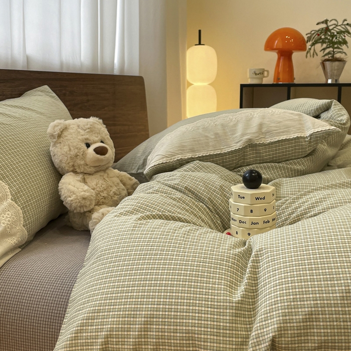 91家纺网 家纺一手货源 找家纺 花漾家居 2026新款全棉色织水洗棉复古花边无印格条被套三件套四件套 抹茶小格