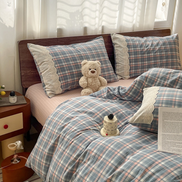 91家纺网 家纺一手货源 找家纺 花漾家居 2026新款全棉色织水洗棉复古花边无印格条被套三件套四件套 蓝莓厚乳