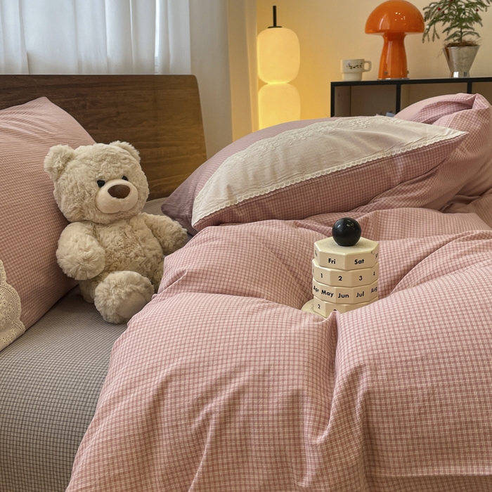 91家纺网 家纺一手货源 找家纺 花漾家居 2026新款全棉色织水洗棉复古花边无印格条被套三件套四件套 奶油樱花