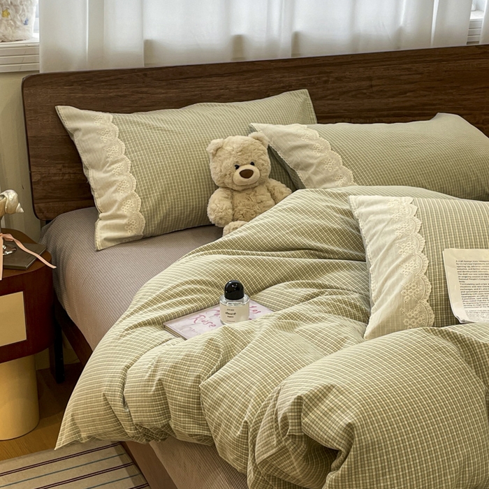 91家纺网 家纺一手货源 找家纺 花漾家居 2026新款全棉色织水洗棉复古花边无印格条被套三件套四件套 抹茶小格