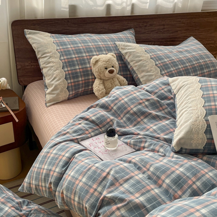 91家纺网 家纺一手货源 找家纺 花漾家居 2026新款全棉色织水洗棉复古花边无印格条被套三件套四件套 蓝莓厚乳