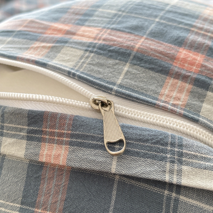 91家纺网 家纺一手货源 找家纺 花漾家居 2026新款全棉色织水洗棉复古花边无印格条被套三件套四件套 蓝莓厚乳