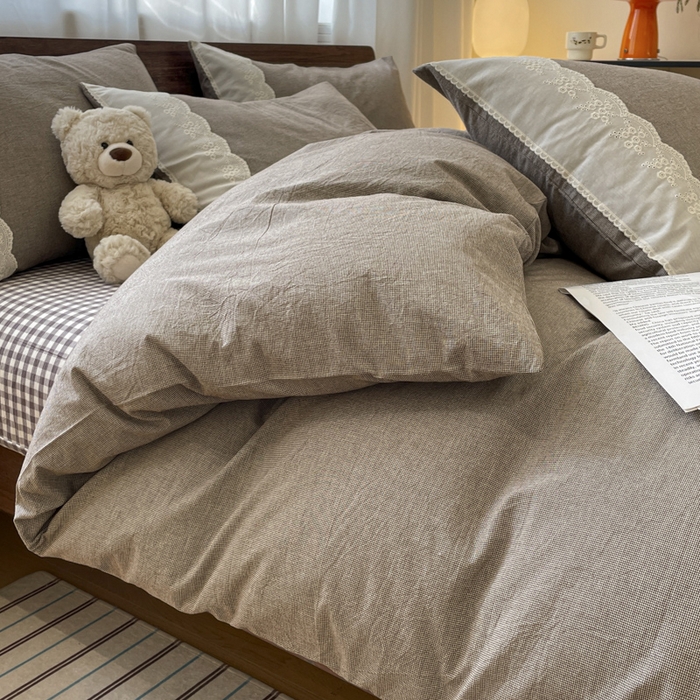 91家纺网 家纺一手货源 找家纺 花漾家居 2026新款全棉色织水洗棉复古花边无印格条被套三件套四件套 小咖点点