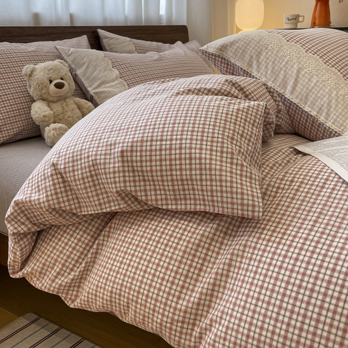 91家纺网 家纺一手货源 找家纺 花漾家居 2026新款全棉色织水洗棉复古花边无印格条被套三件套四件套 月白风清