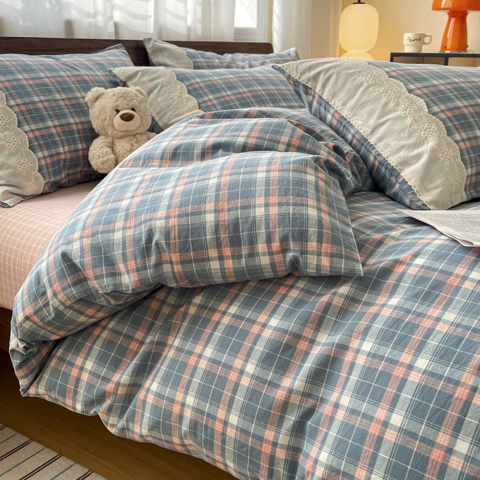 91家纺网 家纺一手货源 找家纺 花漾家居 2026新款全棉色织水洗棉复古花边无印格条被套三件套四件套 蓝莓厚乳