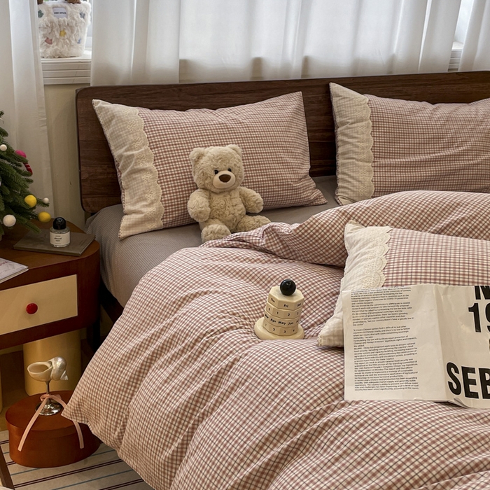 91家纺网 家纺一手货源 找家纺 花漾家居 2026新款全棉色织水洗棉复古花边无印格条被套三件套四件套 月白风清