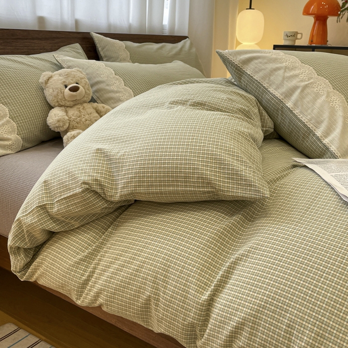 91家纺网 家纺一手货源 找家纺 花漾家居 2026新款全棉色织水洗棉复古花边无印格条被套三件套四件套 抹茶小格