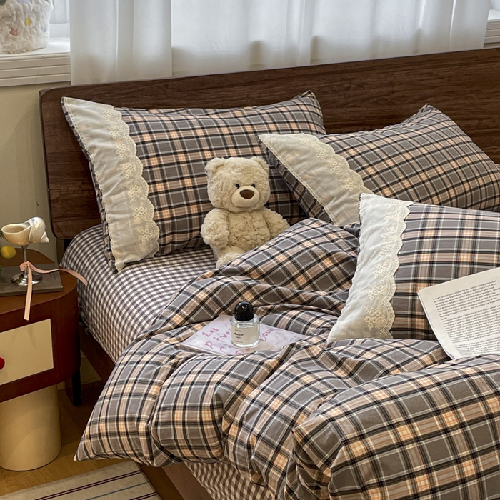 91家纺网 家纺一手货源 找家纺 花漾家居 2026新款全棉色织水洗棉复古花边无印格条被套三件套四件套 空谷幽兰