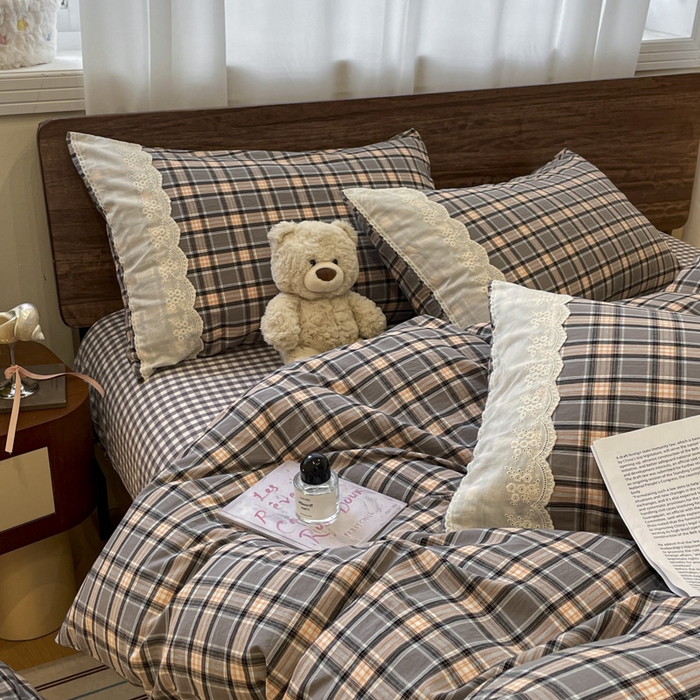 91家纺网 家纺一手货源 找家纺 花漾家居 2026新款全棉色织水洗棉复古花边无印格条被套三件套四件套 空谷幽兰