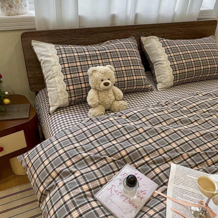 91家纺网 家纺一手货源 找家纺 花漾家居 2026新款全棉色织水洗棉复古花边无印格条被套三件套四件套 空谷幽兰