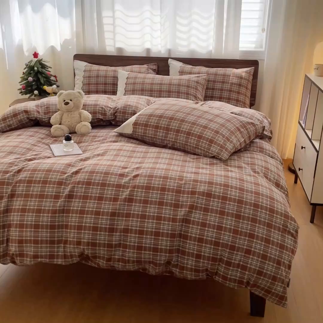 91家纺网 家纺一手货源 找家纺 花漾家居 2026新款全棉色织水洗棉复古花边无印格条被套三件套四件套 生巧可可