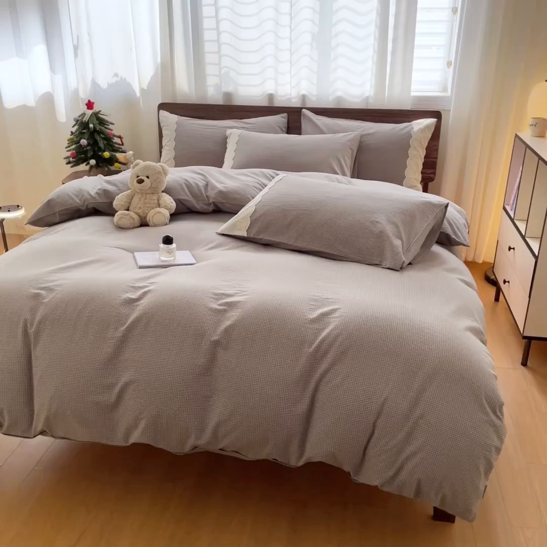 91家纺网 家纺一手货源 找家纺 花漾家居 2026新款全棉色织水洗棉复古花边无印格条被套三件套四件套 星光洛可