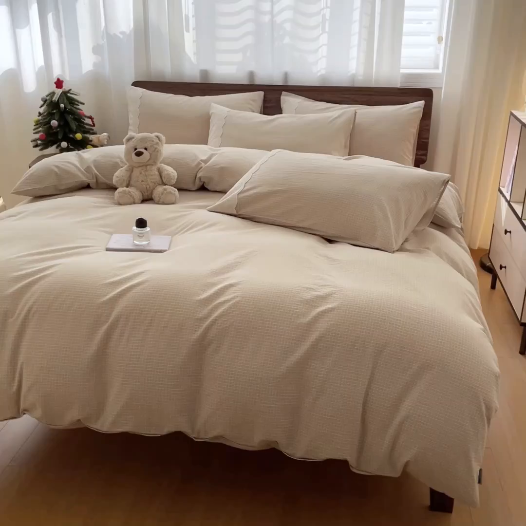 91家纺网 家纺一手货源 找家纺 花漾家居 2026新款全棉色织水洗棉复古花边无印格条被套三件套四件套 伯爵红茶