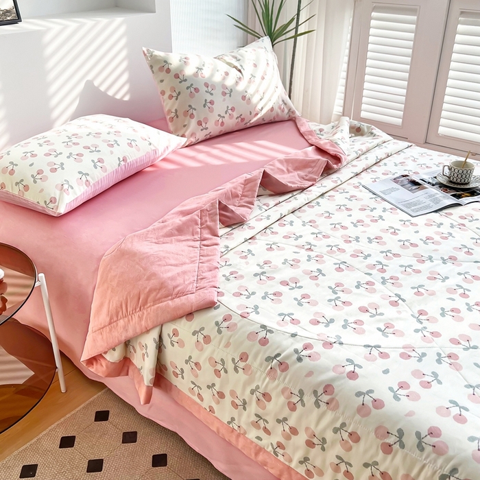 91家纺网 家纺一手货源 找家纺 黛妮雅 2026新款里外全棉印花棉花被纯棉夏被夏凉被空调被 夏被四件套樱桃之恋