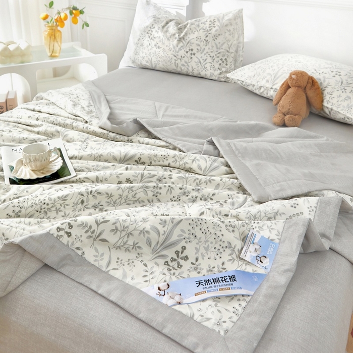 91家纺网 家纺一手货源 找家纺 黛妮雅 2026新款里外全棉印花棉花被纯棉夏被夏凉被空调被 夏被四件套叶舞轻扬