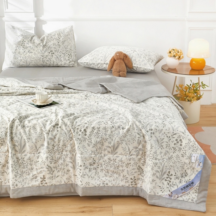 91家纺网 家纺一手货源 找家纺 黛妮雅 2026新款里外全棉印花棉花被纯棉夏被夏凉被空调被 夏被四件套叶舞轻扬