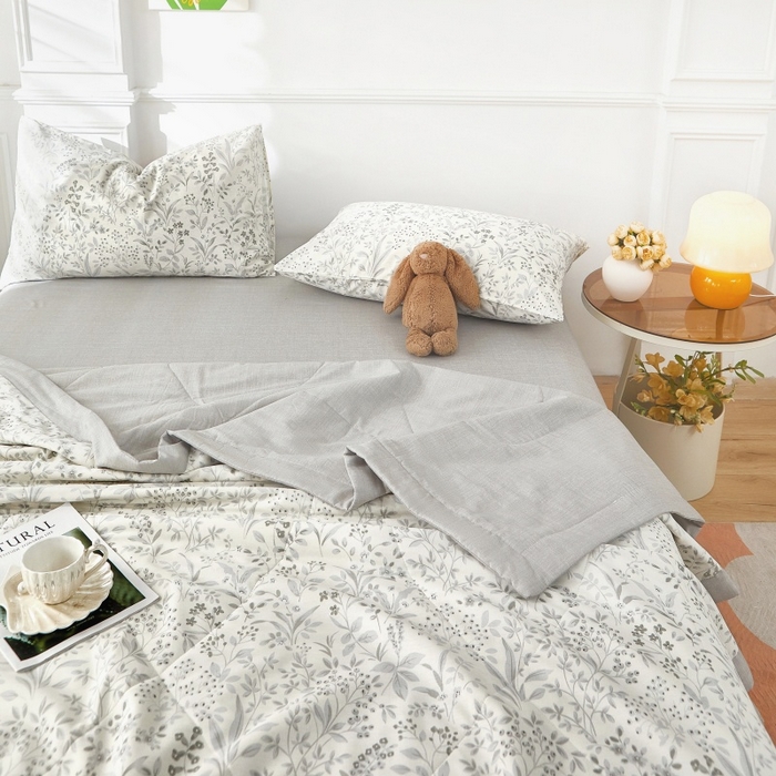 91家纺网 家纺一手货源 找家纺 黛妮雅 2026新款里外全棉印花棉花被纯棉夏被夏凉被空调被 夏被四件套叶舞轻扬