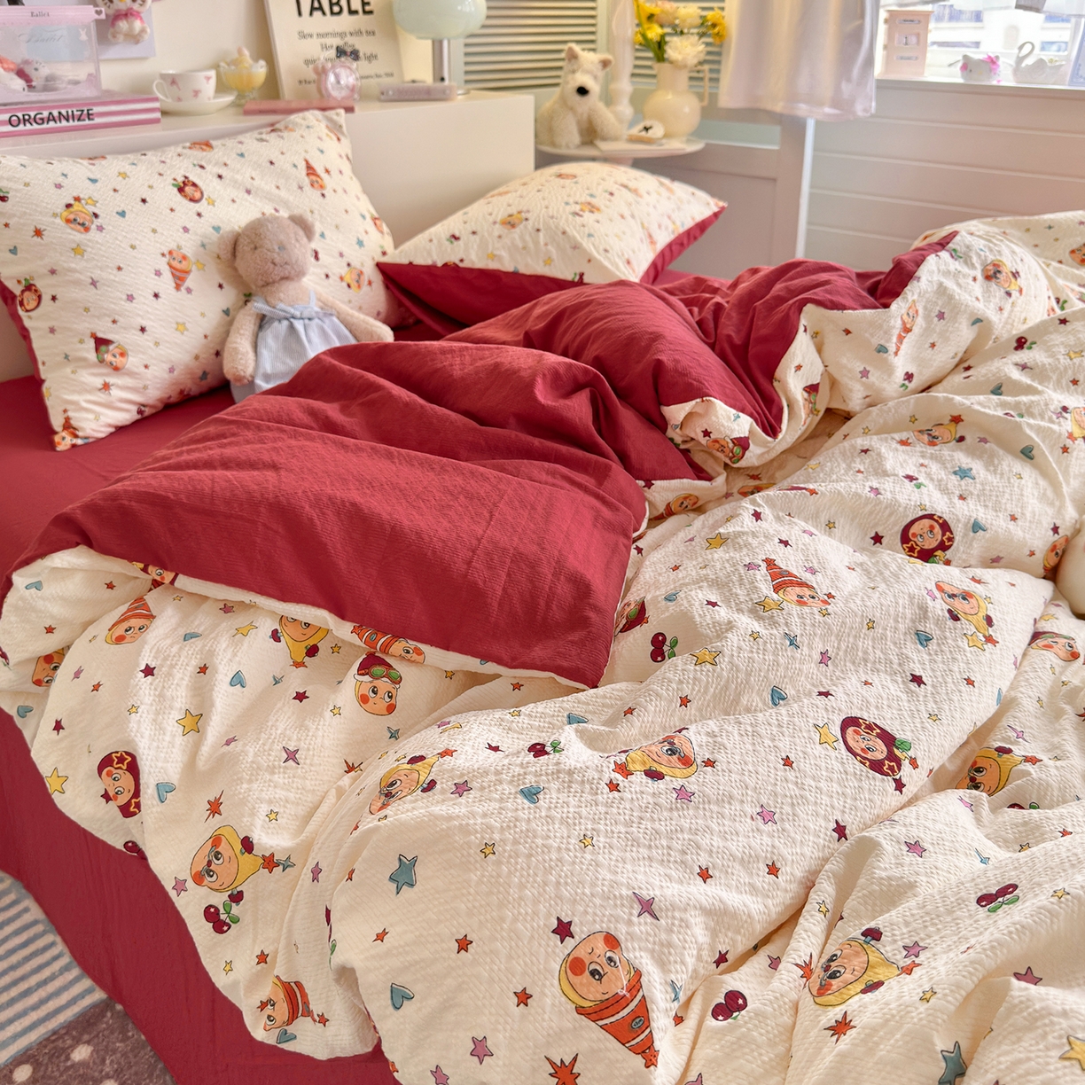 91家纺网 家纺一手货源 找家纺 优选 2026新款小清新110g高品质直播热卖款A类泡芙棉双层纱四件套 苹果星星人-红