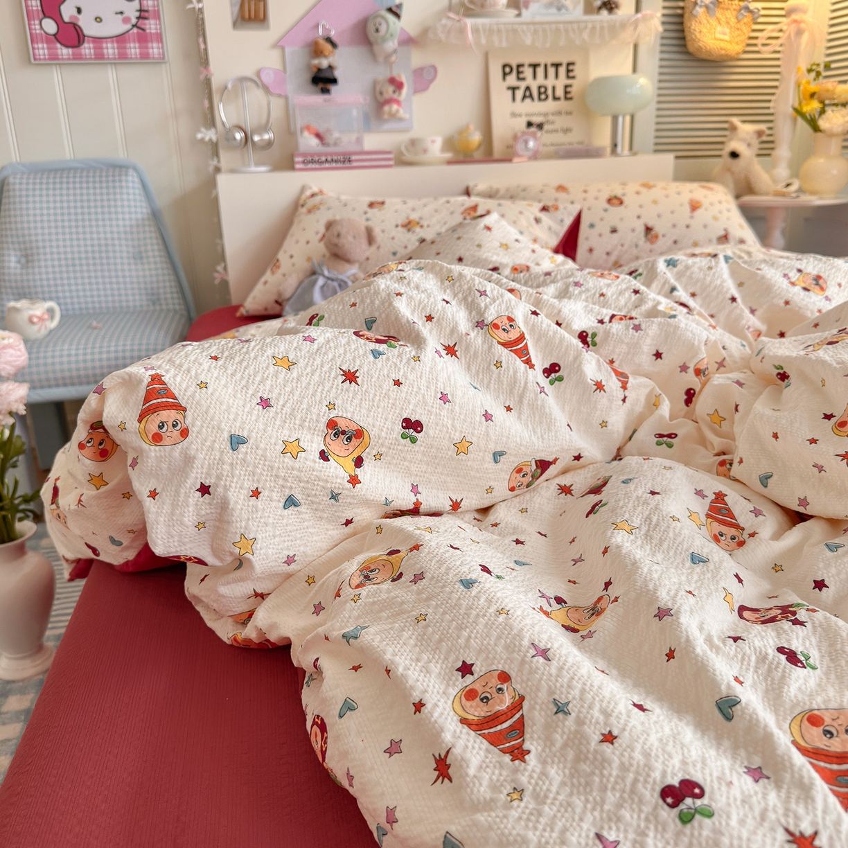 91家纺网 家纺一手货源 找家纺 优选 2026新款小清新110g高品质直播热卖款A类泡芙棉双层纱四件套 苹果星星人-红