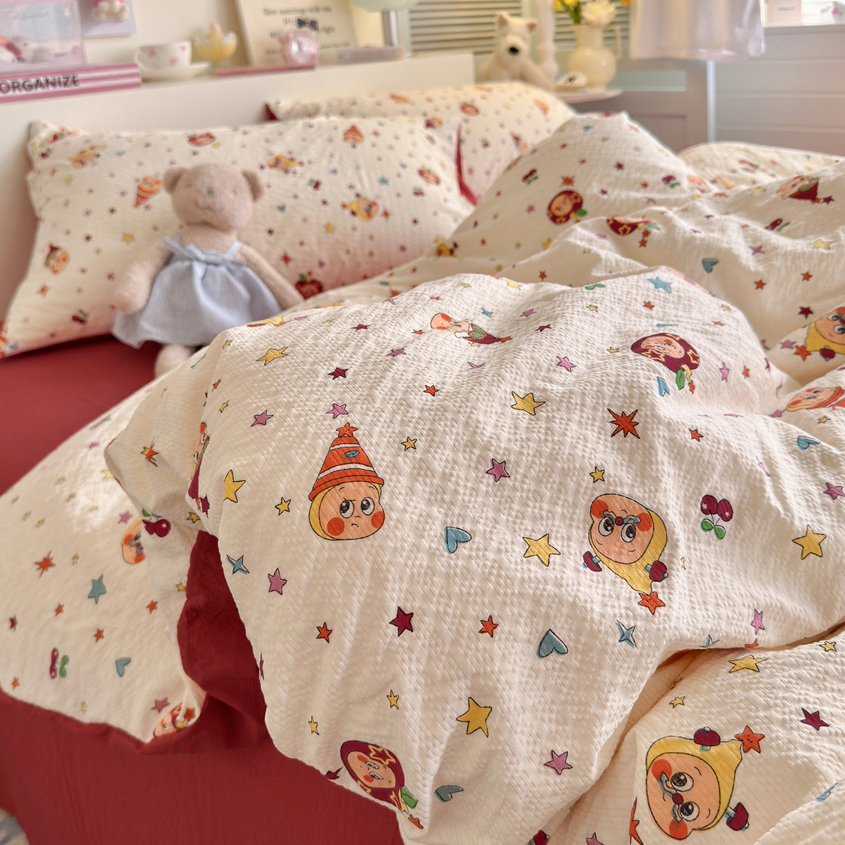 91家纺网 家纺一手货源 找家纺 优选 2026新款小清新110g高品质直播热卖款A类泡芙棉双层纱四件套 苹果星星人-红