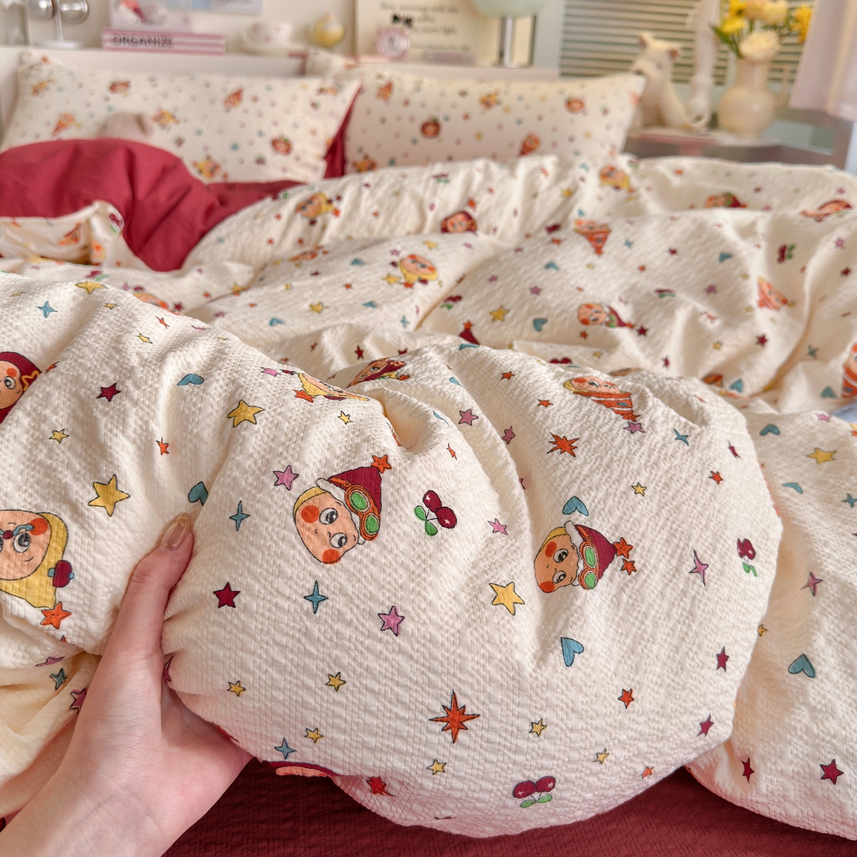 91家纺网 家纺一手货源 找家纺 优选 2026新款小清新110g高品质直播热卖款A类泡芙棉双层纱四件套 苹果星星人-红