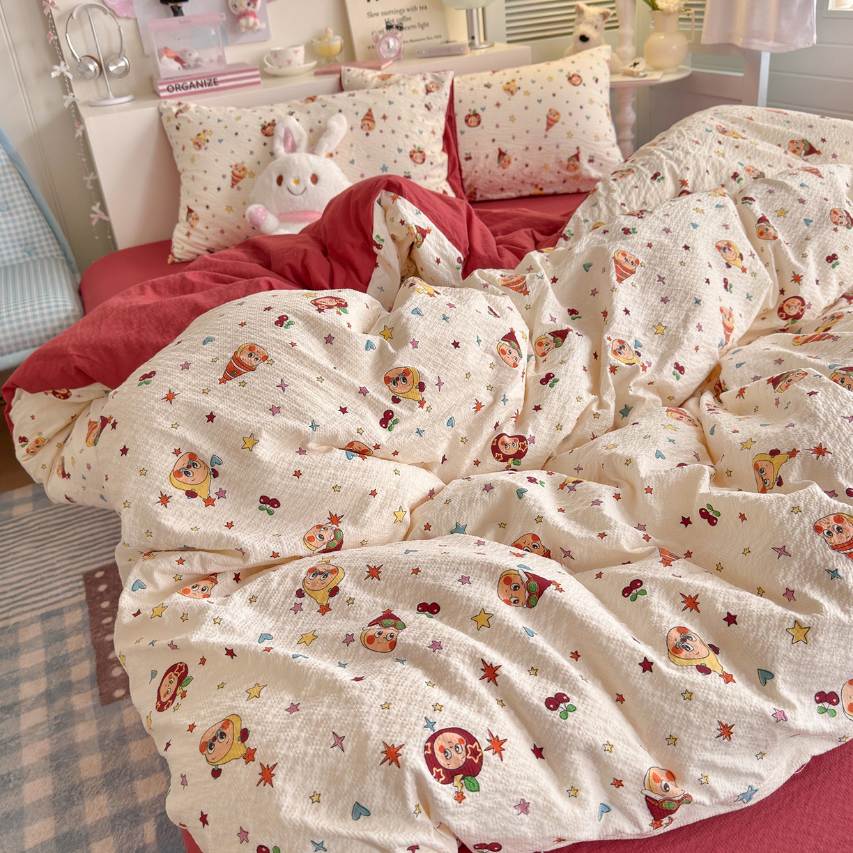 91家纺网 家纺一手货源 找家纺 优选良品 2026新款小清新110g高品质直播热卖款A类泡芙棉双层纱四件套 苹果星星人-红