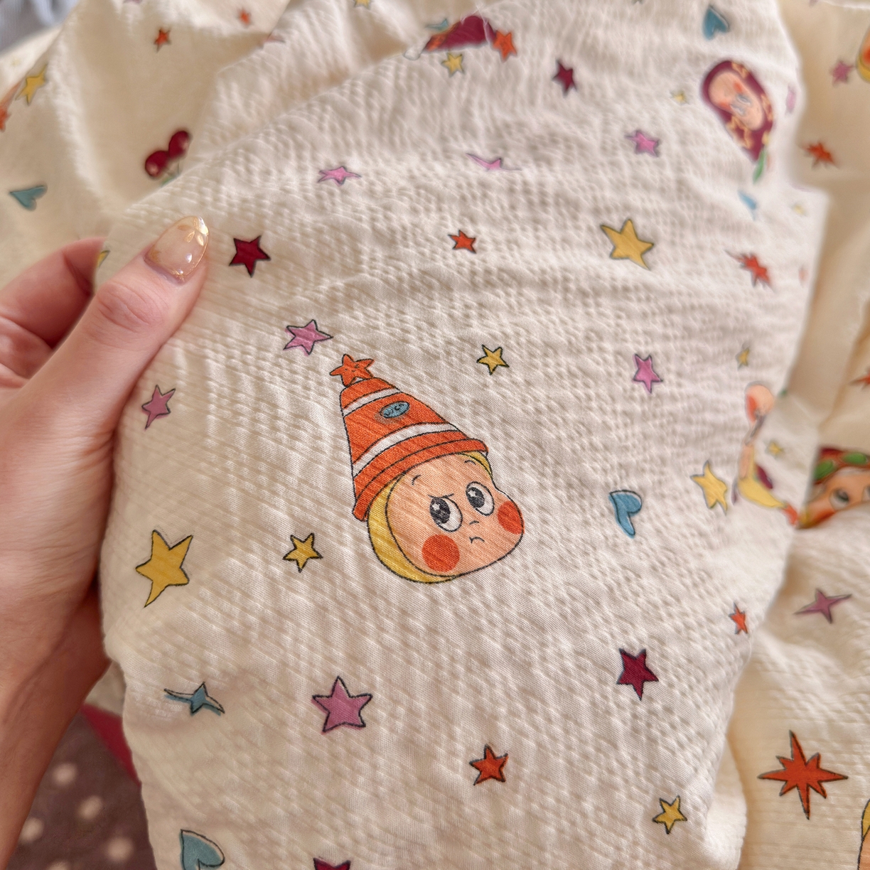 91家纺网 家纺一手货源 找家纺 优选良品 2026新款小清新110g高品质直播热卖款A类泡芙棉双层纱四件套 苹果星星人-红