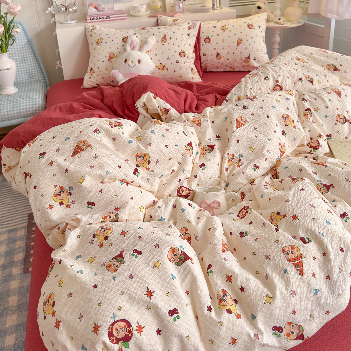 91家纺网 家纺一手货源 找家纺 优选良品 2026新款小清新110g高品质直播热卖款A类泡芙棉双层纱四件套 苹果星星人-红