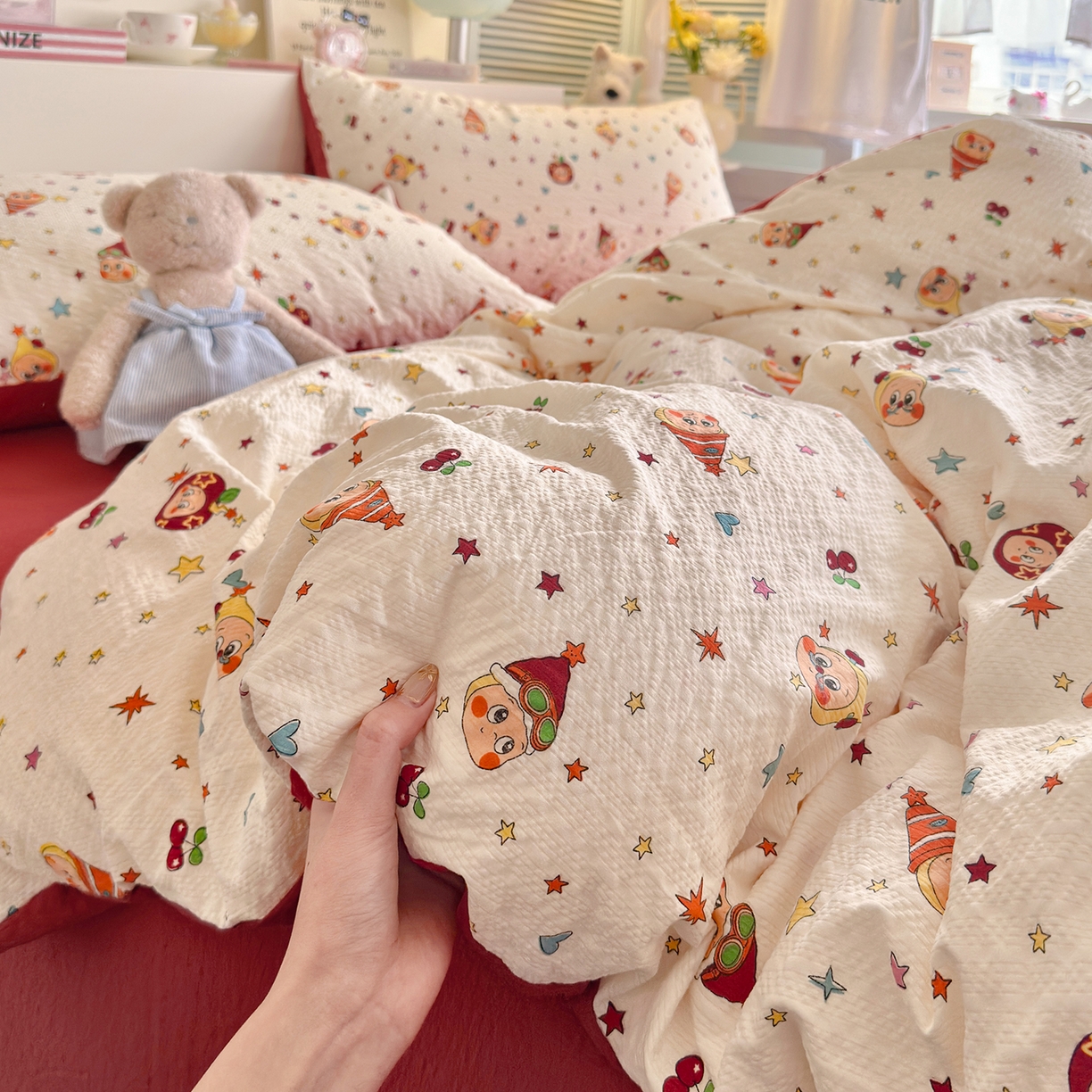 91家纺网 家纺一手货源 找家纺 优选良品 2026新款小清新110g高品质直播热卖款A类泡芙棉双层纱四件套 苹果星星人-红