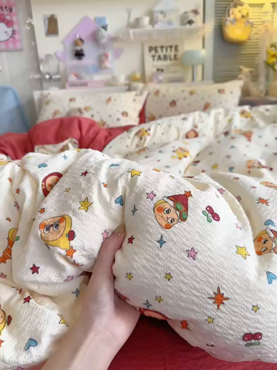 91家纺网 家纺一手货源 找家纺 优选良品 2026新款小清新110g高品质直播热卖款A类泡芙棉双层纱四件套 苹果星星人-红