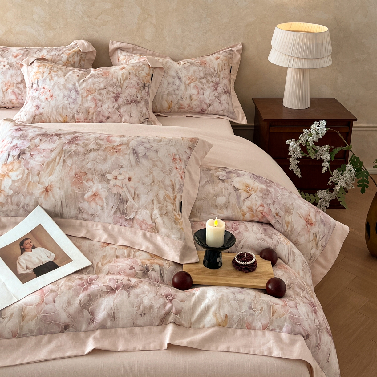 91家纺网 家纺一手货源 找家纺 金昱纺 2026新款拼角工艺款数码印花棉麻四件套 恋恋时光-紫