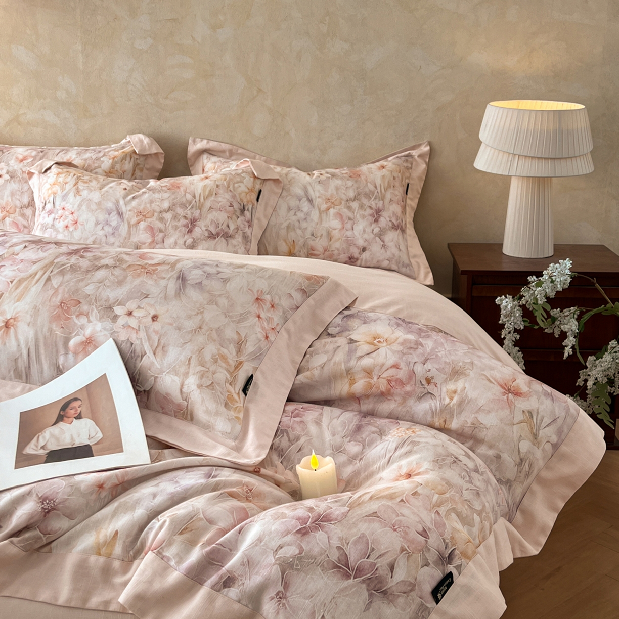 91家纺网 家纺一手货源 找家纺 金昱纺 2026新款拼角工艺款数码印花棉麻四件套 恋恋时光-紫