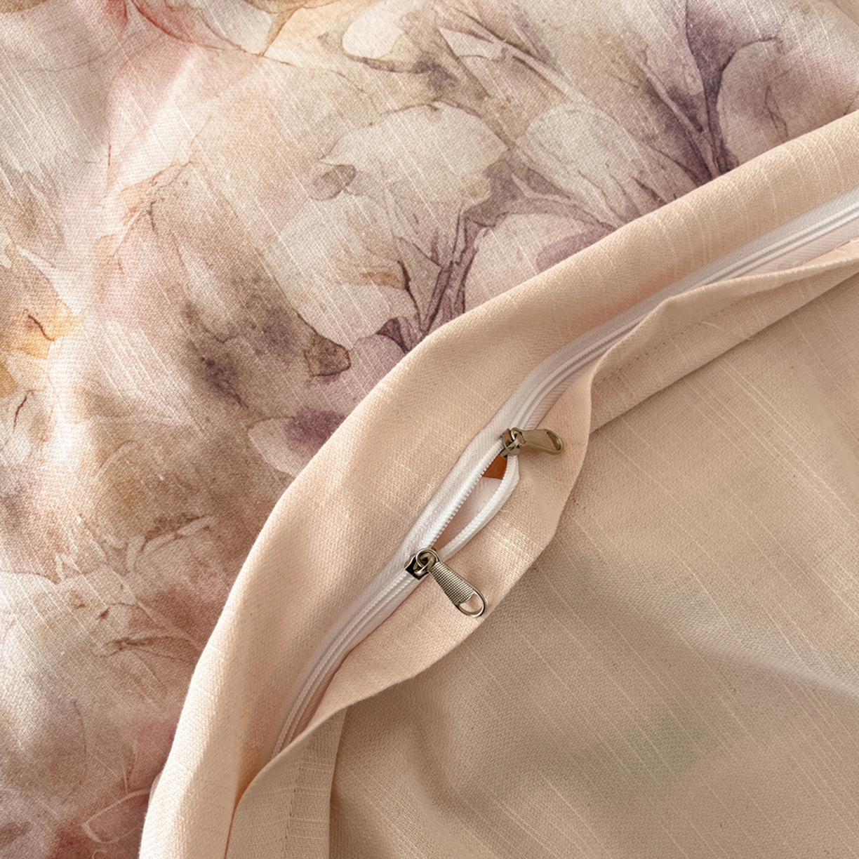 91家纺网 家纺一手货源 找家纺 金昱纺 2026新款拼角工艺款数码印花棉麻四件套 恋恋时光-紫