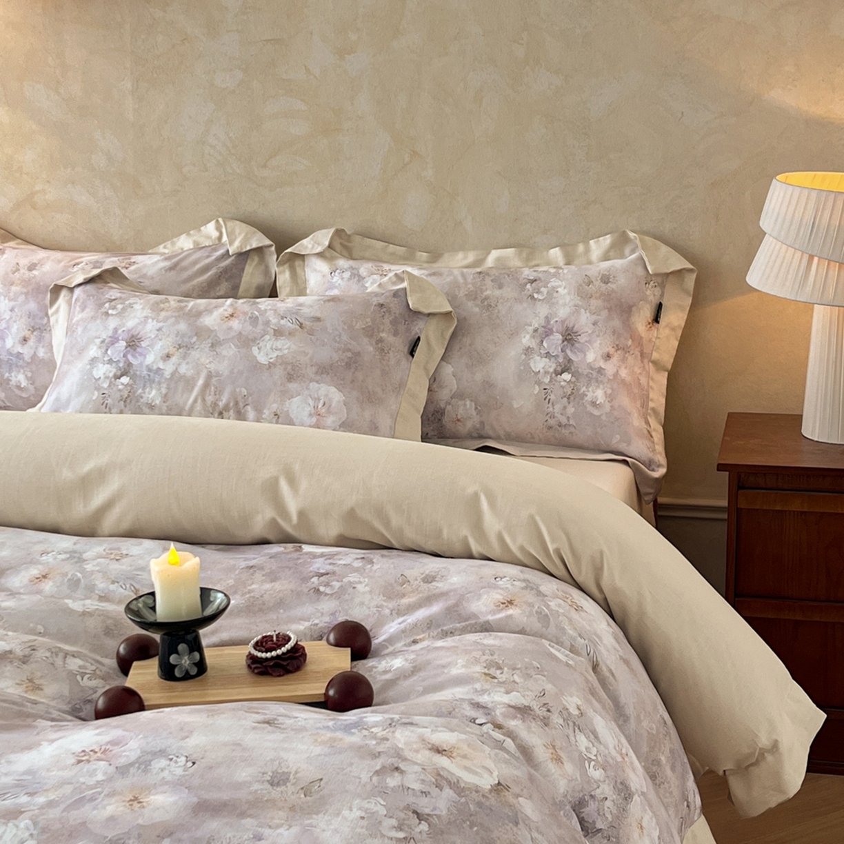 91家纺网 家纺一手货源 找家纺 金昱纺 2026新款拼角工艺款数码印花棉麻四件套 梦幻巴黎-灰