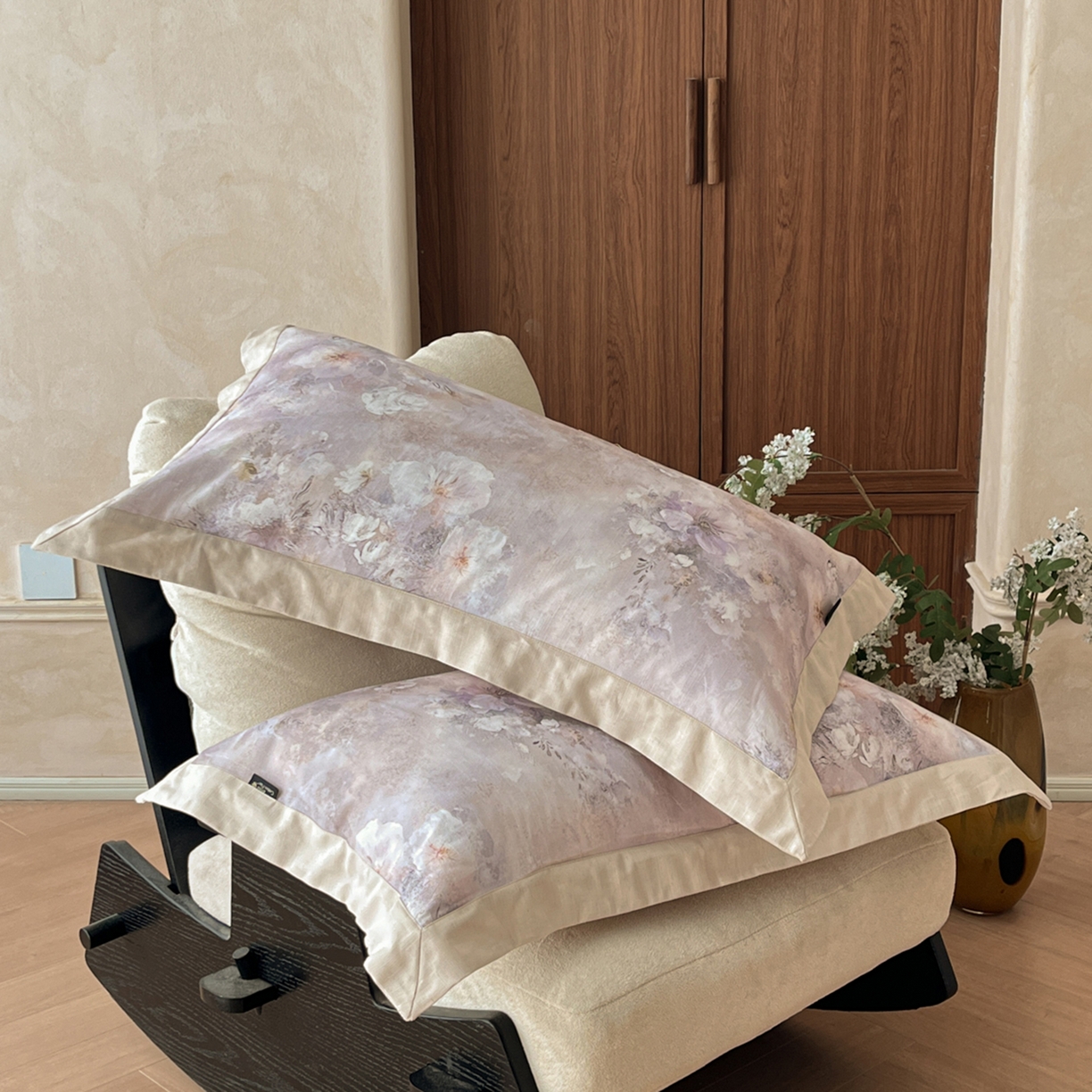 91家纺网 家纺一手货源 找家纺 金昱纺 2026新款拼角工艺款数码印花棉麻四件套 梦幻巴黎-灰